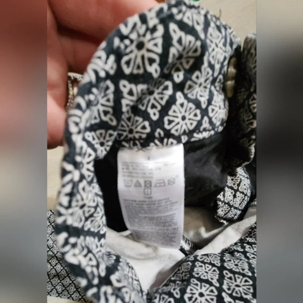Old Navy Pixie 4 Black And White Brocade‎ Pattern Straight Leg Trouser.